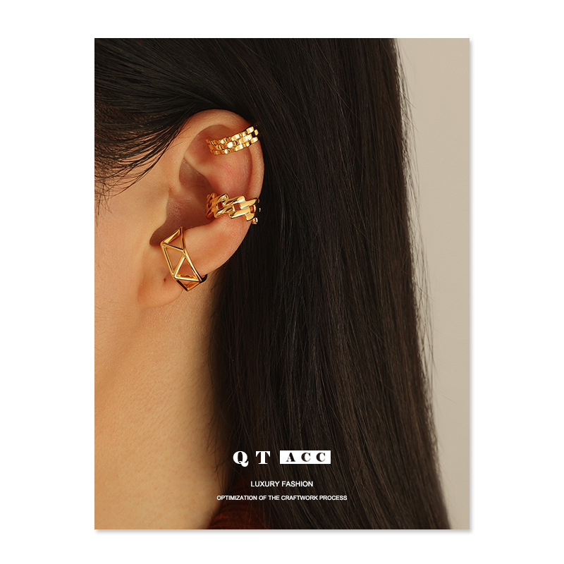 Latón chapado 18K oro real retro geométrico hueco diseño moda europea y americana temperamento earless pendientes clip de hueso del oído femenino