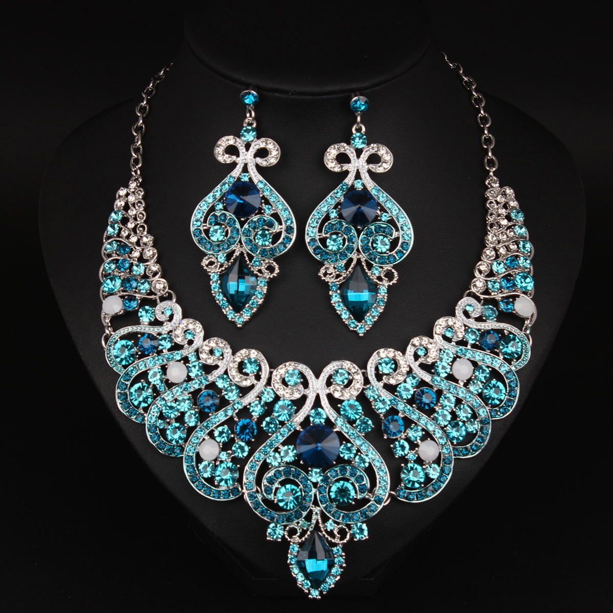 Ensemble collier et boucles d'oreilles ras du cou entièrement sertis de diamants, de qualité européenne et américaine, très prisé pour les robes et les soirées de gala._voghion.com