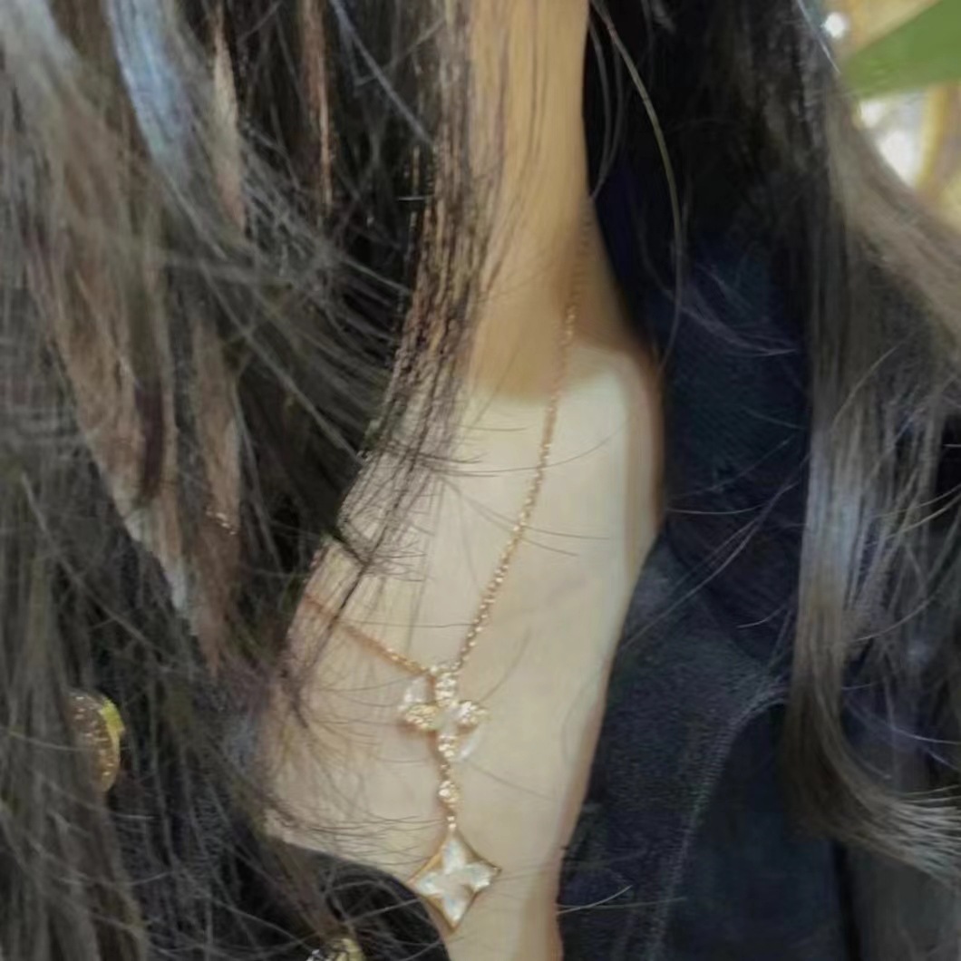 Collana da donna elegante e raffinata in madreperla bianca naturale intarsiata a forma di V, con quadrifoglio placcato oro_voghion.com