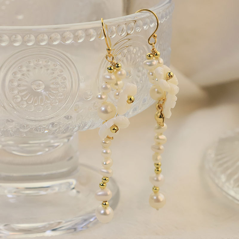 Flores de perlas naturales conchas de cobre pendientes de perlas retrógrados pendientes de perlas largos pendientes de perlas de alta calidad joyas de orejas de estilo general