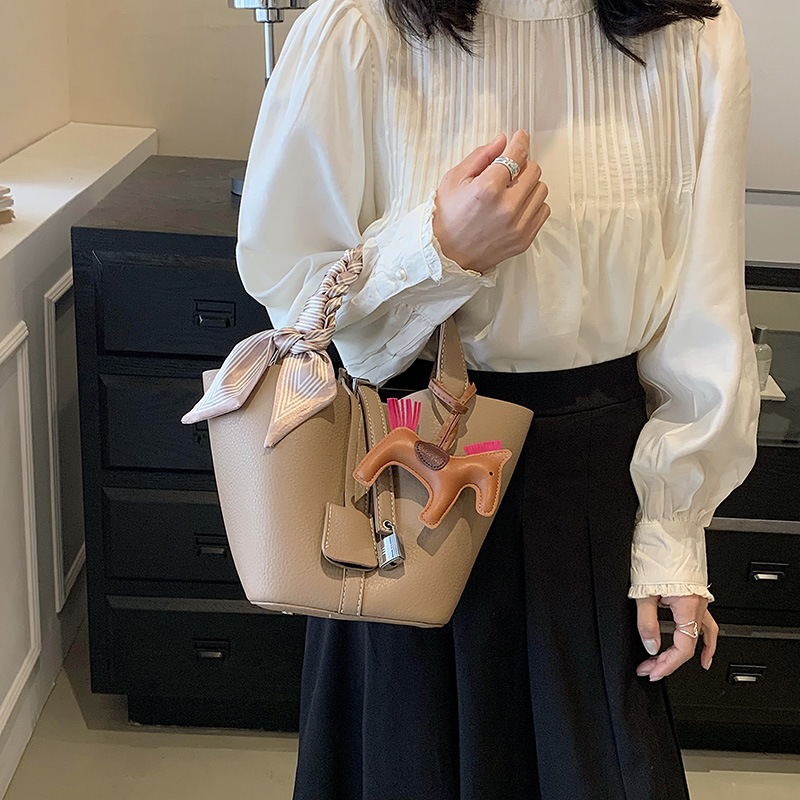 Bolso de diseño de nicho de estilo occidental de alta gama para mujer 2023 nuevo bolso de cerradura de red popular bolso de cubo de todo fósforo