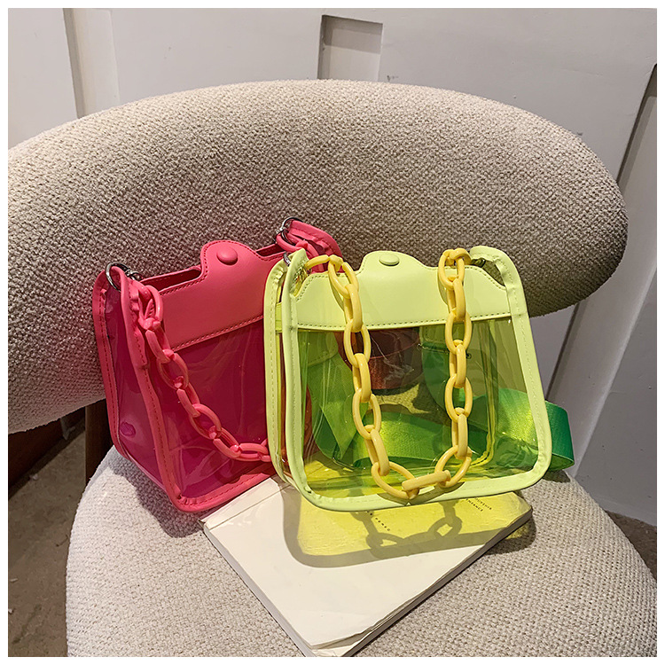 Femmes Moyen PVC Faux Cuir Couleur Unie Vêtement De Rue Chaîne Boucle Magnétique Sac Bandoulière display picture 3