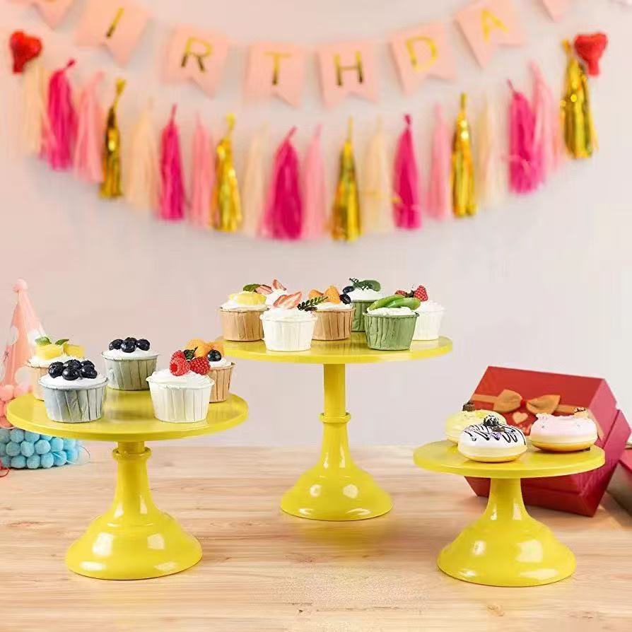 Estante de pastel de metal europeo tienda de té de leche dulces dulces dulces bandeja de pies altos props de boda bandeja de pastel decoración