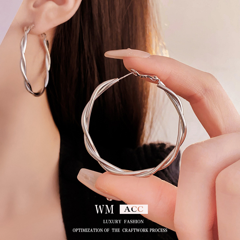 Pendientes redondos irregulares con aguja de plata Pendientes simples y fríos de moda Pendientes europeos y americanos de lujo ligero Pendientes de alta gama mujeres