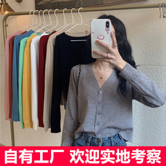 韓国版ゆるい秋の短い腰の高い長袖の上着の毛の女性のコートのvネックのニットのカーディガンの卸売り