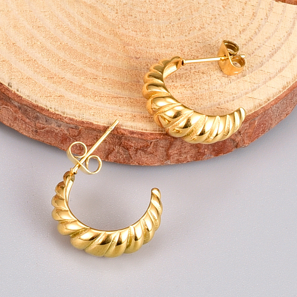 E107ns New Titanium Steel Gold-plated Twist Hoop Earrings Fashionable 18k Gold-plated Horn Round Earrings display picture 1