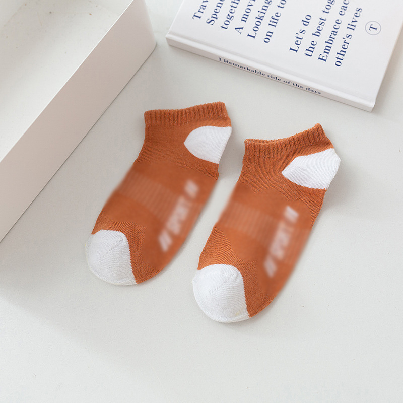 Calcetines invisibles para hombre estilo primavera y otoño con letras en bloques de color, calcetines cortos casuales invisibles de corte bajo para hombre, suministro al por mayor a precios bajos.