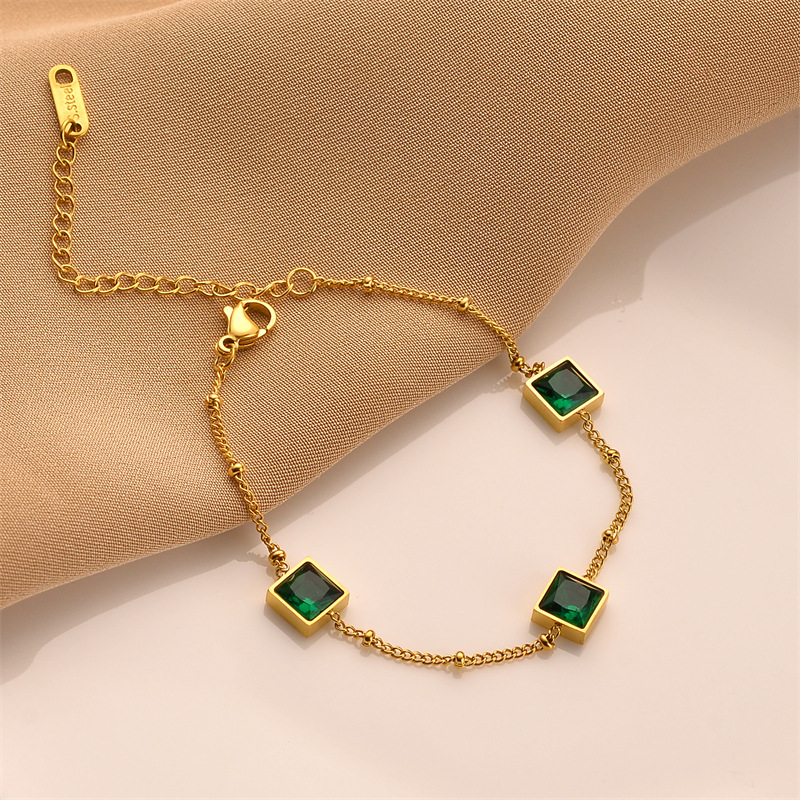 Europa y los Estados Unidos ventas calientes ins estilo de moda nicho sensación de diseño lujoso cuadrado esmeralda zircon titanio pulsera de acero mujer