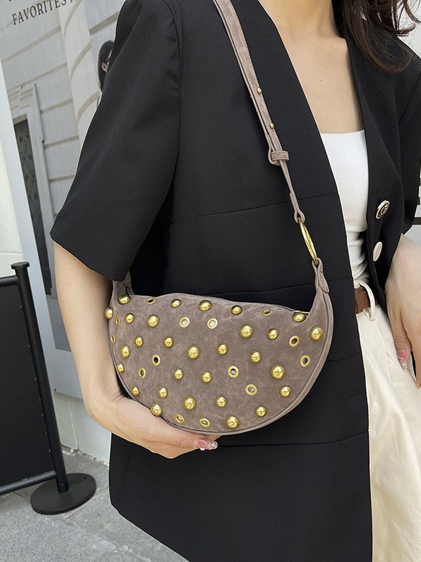 Bolso para mujeres 2025 nueva moda europea y americana estilo punk remache bolso de bolsillo de hombro de alta calidad lujosa bolsa de mochila