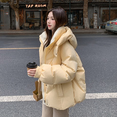 黄色の羽毛の綿服の女性の秋冬の韓国版は厚い綿入れの服の小さい体の偽の2つの短い綿入れの上着の卸売りを厚くします。