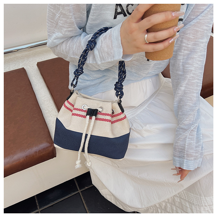 This year, the popular niche design bags are the 2025 new women's versatile canvas crossbody bag and the color-blocking hand-held bucket bag undefined