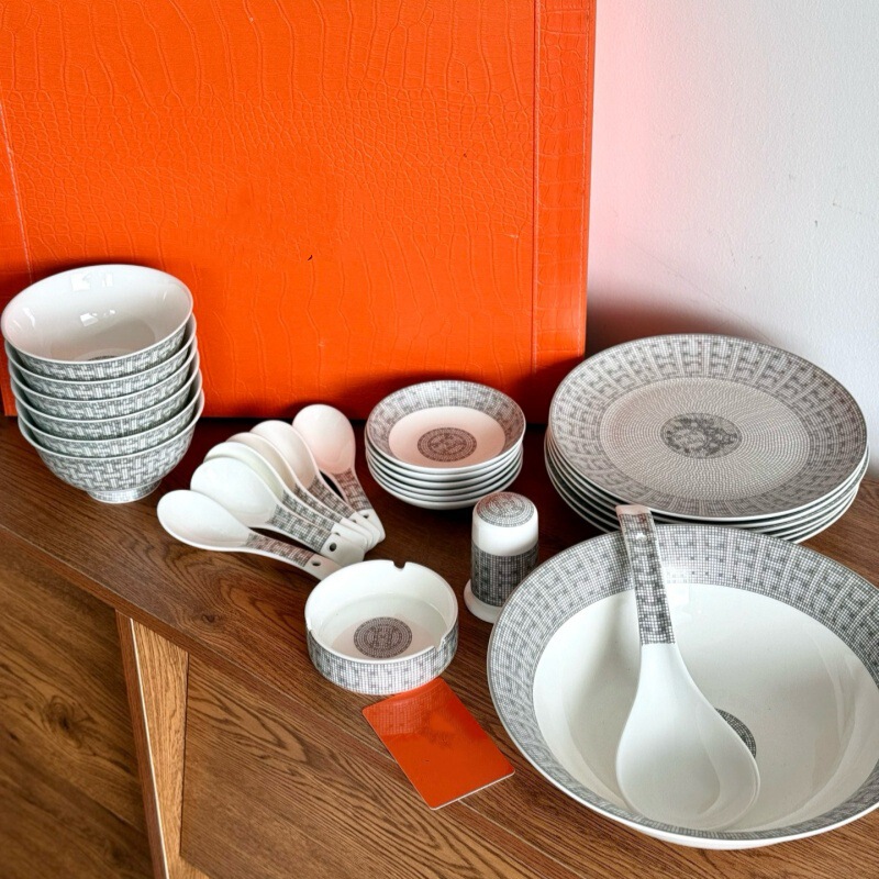 European-style gray mosaic bone china dinnerware set, complete set of household bowls, plates, and spoons, light luxury ceramic bowl and chopstick gift box European-style gray mosaic bone china dinnerware set, complete set of household bowls, plates, and spoons, light luxury ceramic bowl and chopstick gift box