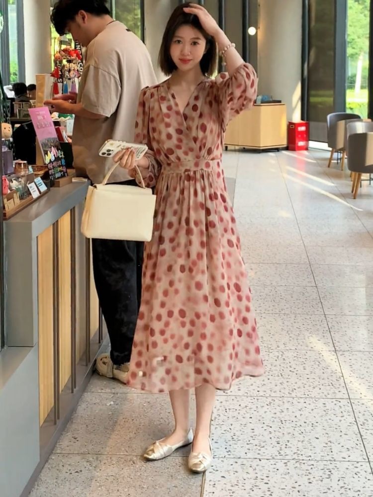 Đầm maxi nữ V cổ thắt eo chấm bi phong cách dịu dàng mùa hè 2026 — Đầm Red Wave Dot chi tiết 2