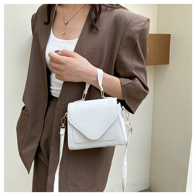 Women's Medium Pu Leather Crocodile Streetwear Square Flip Cover Messenger Bag display picture 7