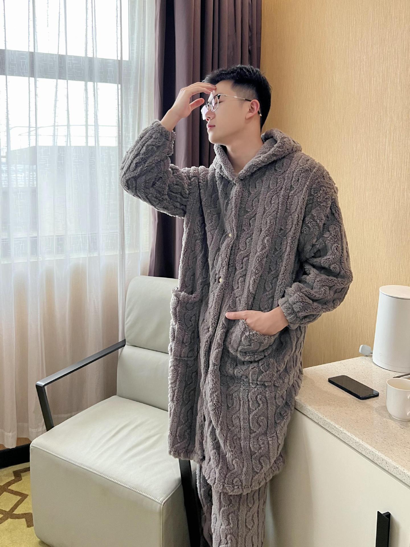 Las mujeres de invierno engrosada franela pijamas nuevo traje cálido desgaste del hogar se puede usar fuera de otoño e invierno de lana de coral pijamas al por mayor