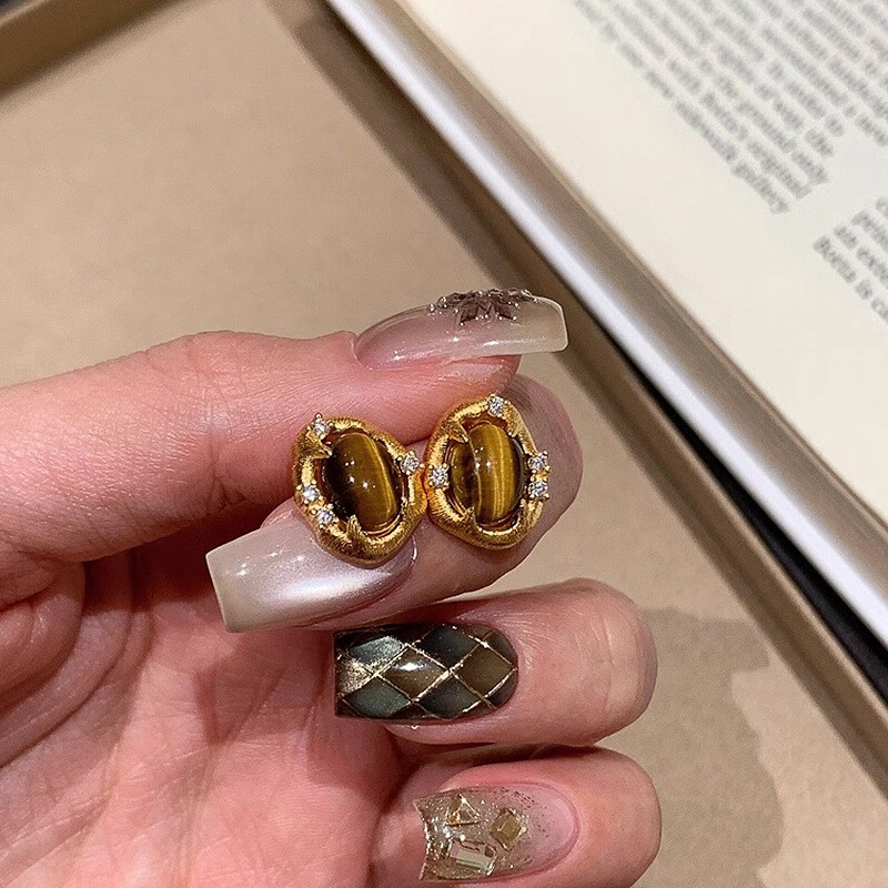 Xiaohongshu's Popular Maillard Oval Tiger Eye Stone Gold Earrings 2025 New Elegant Retro Palace Style Earrings Xiaohongshu's Popular Maillard Oval Tiger Eye Stone Gold Earrings 2025 New Elegant Retro Palace Style Earrings