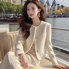 2025秋季气质名媛气质排扣上衣女独特超好看小香风白色外套女百搭