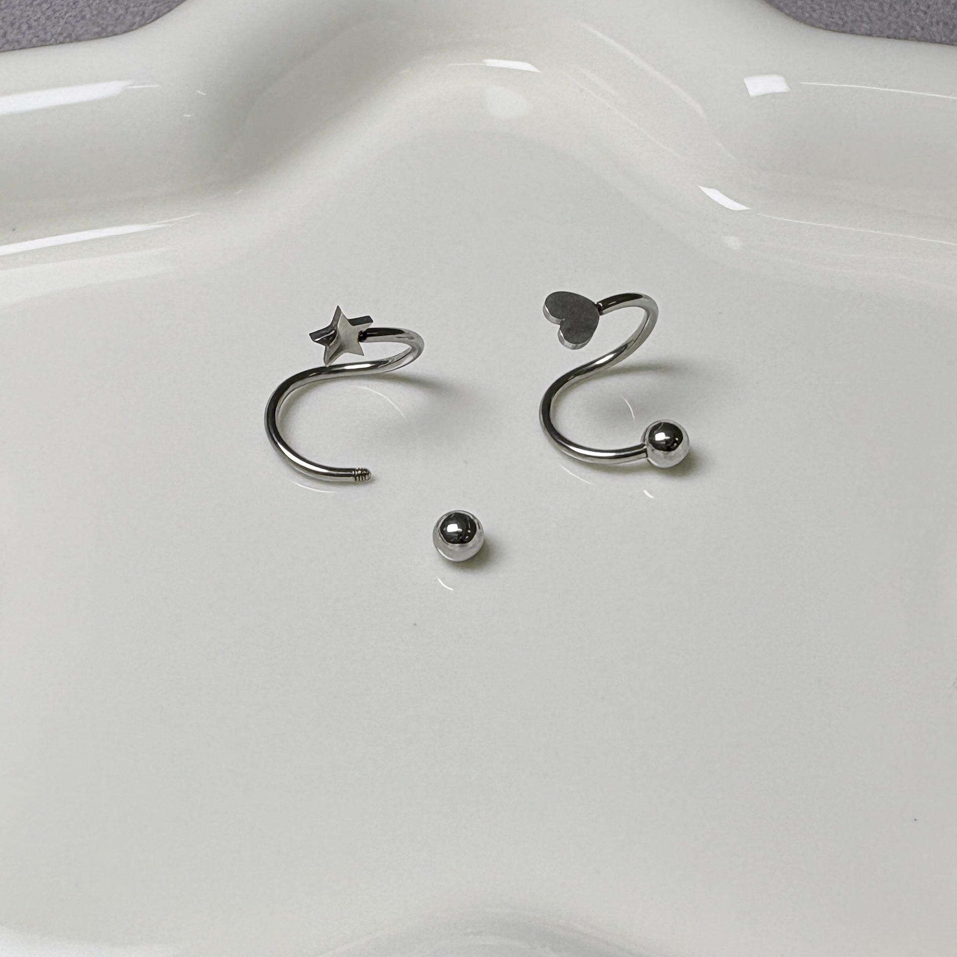 16G labret stud size and finish detail