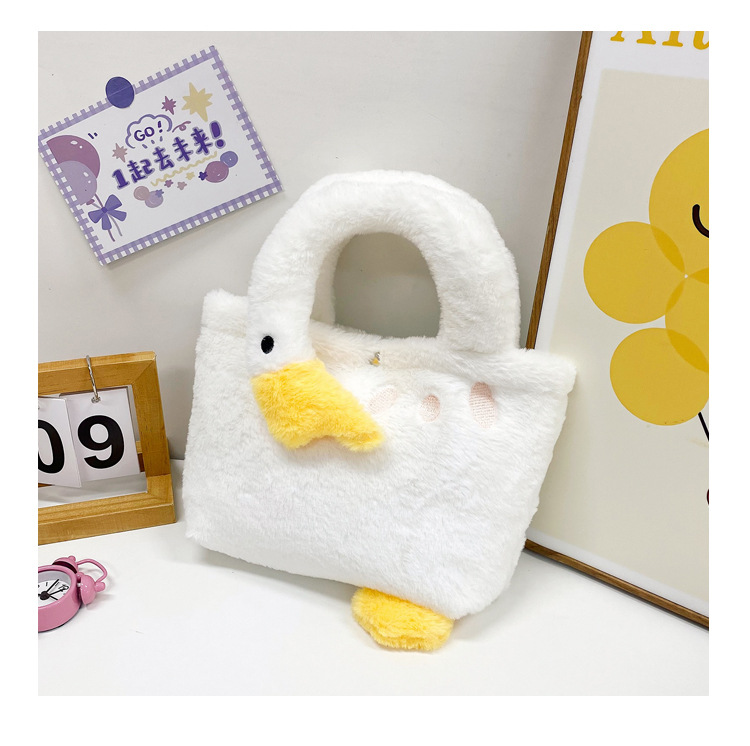 New plush and funny poached egg portable chain crossbody bag, cute and simple children's single-shoulder bag Application Scenario