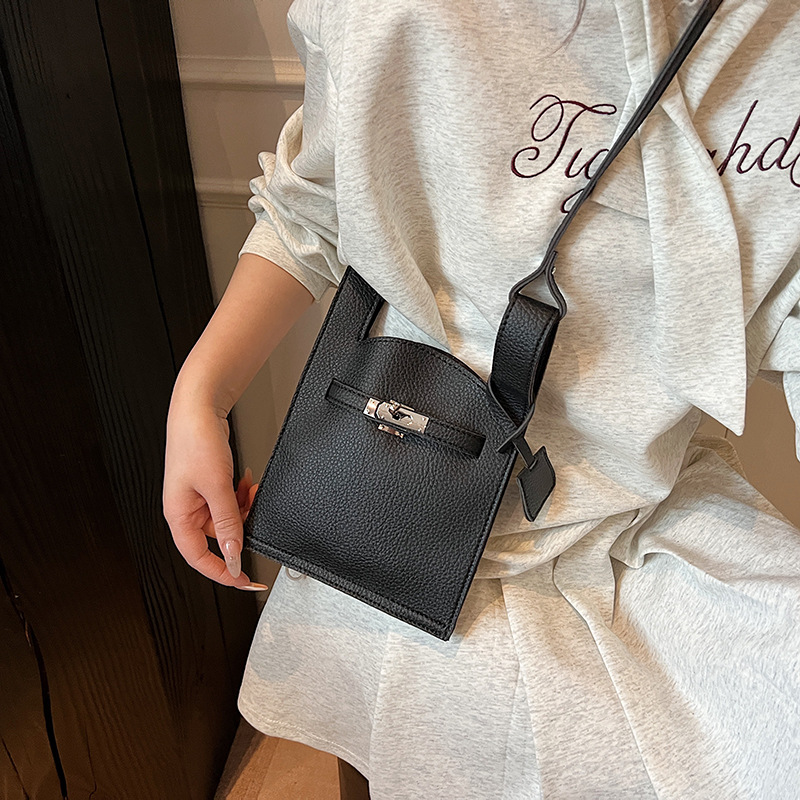 Bolsos populares de este año 2025 primavera y verano nuevo bolso femenino bolso de hombro de diseño de nicho bolso de mensajero con patrón de lichi fresco