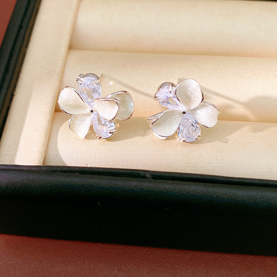 Agujas de plata, mariposas de piedra, flores, perlas geométricas, temperamento, personalidad, pendientes diarios, auriculares de lujo ligero y de alta calidad. image 7