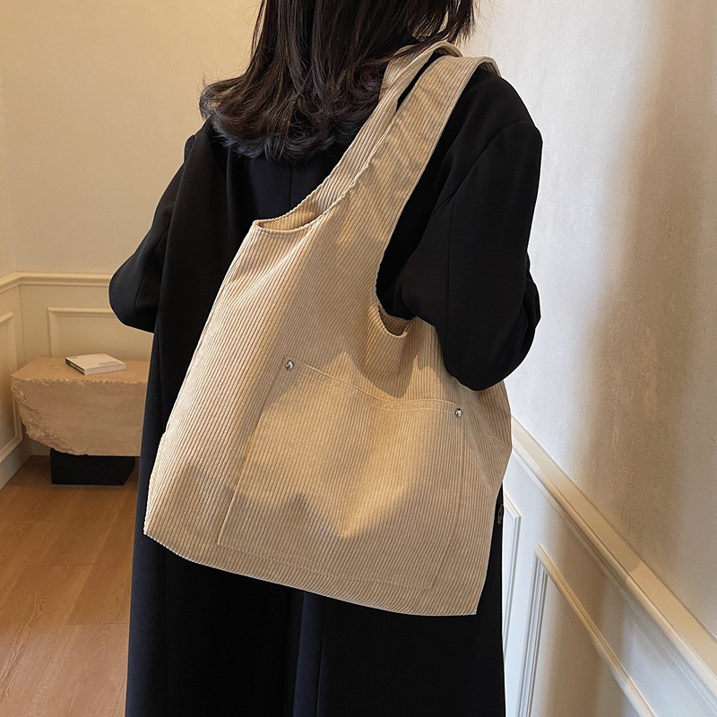 새로운 벨벳 토트 백 여성의 우아한 대용량 레트로 서양식 어깨 가방 한국 단색 간단한 통근 가방