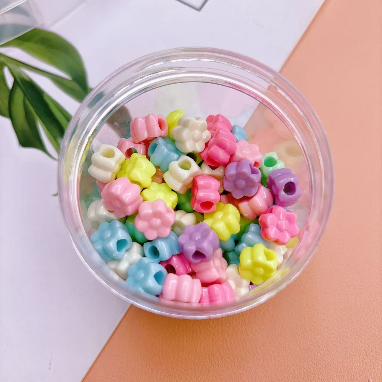 Caja de color primavera rosa caramelo corona letra acrílico agujero grande cuentas sueltas bricolaje hecho a mano collar joyería