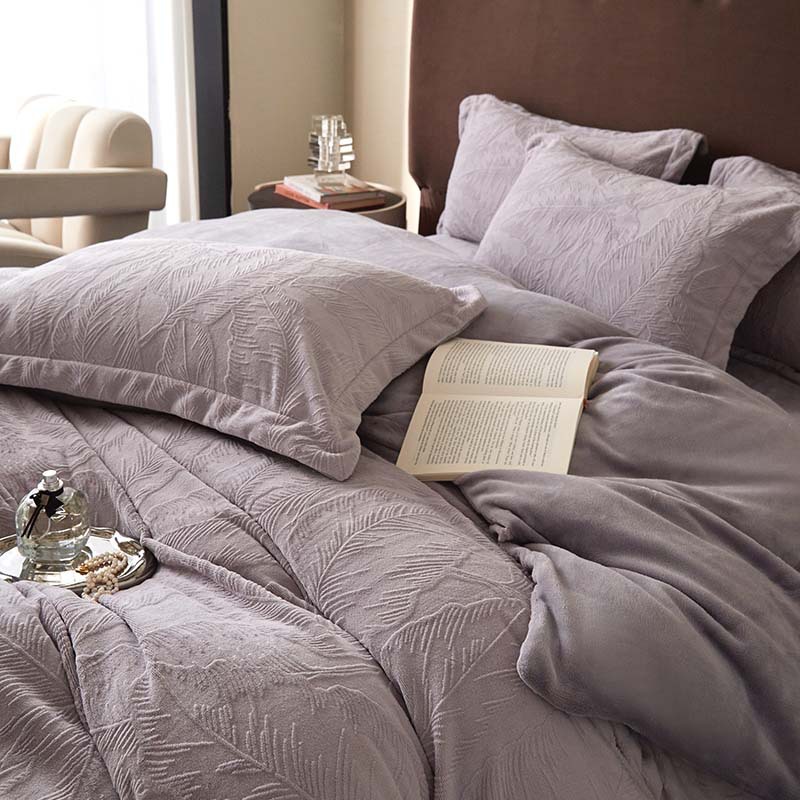 Una clase de cuatro piezas de seda de leche engrosada de alto peso 5D esculpido edredón cubierta sábanas de cama de invierno Kits de calor
