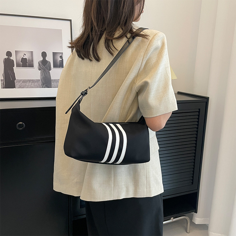 Comercio Exterior transfronterizo nuevo bolso de mujer de hombro único con rayas simples bolso de moda, ligero y de gran capacidad sobre rojo de la red de color