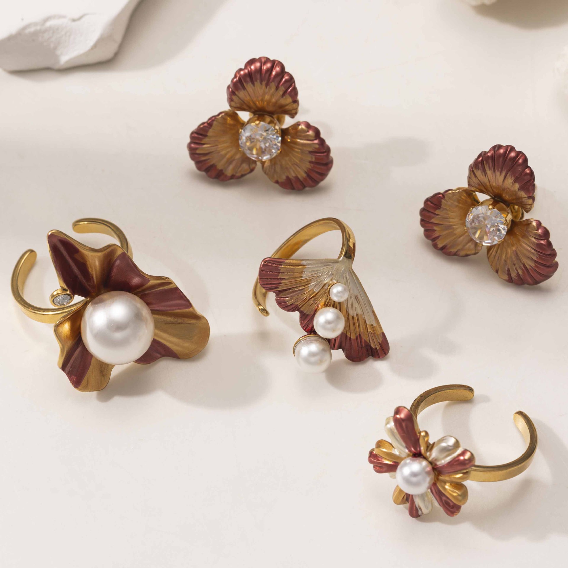 Anillo de acero de titanio europeo y americano de Tena, anillo de perlas de imitación de flores de todo fósforo de alto nivel, joyería transfronteriza para mujer que no se desvanece