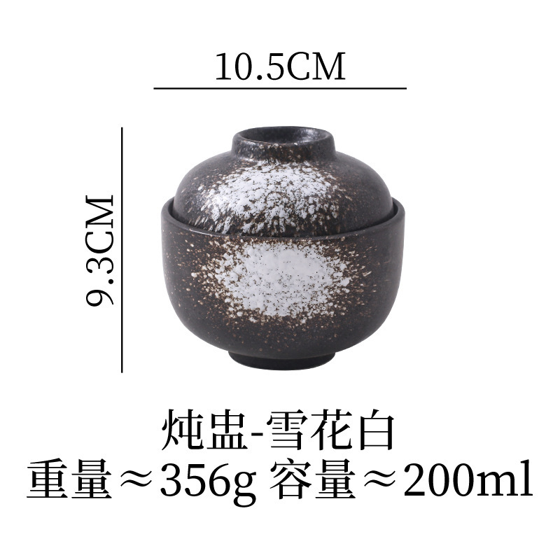 日本式の陶磁器の小さいシチューの杯のツバメの巣は水をあけて碗のスープをかぶせます。|undefined