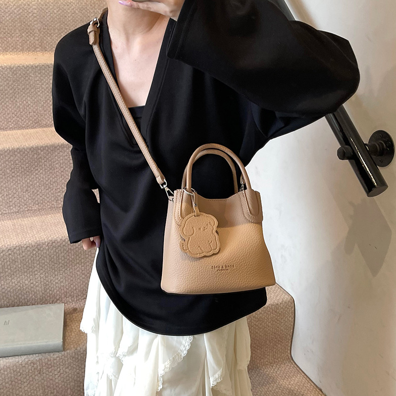 Bolso de patrón de lichi de alta gama para damas 2025 verano nuevo bolso de mensajero popular de todo fósforo bolso de cubo portátil de moda