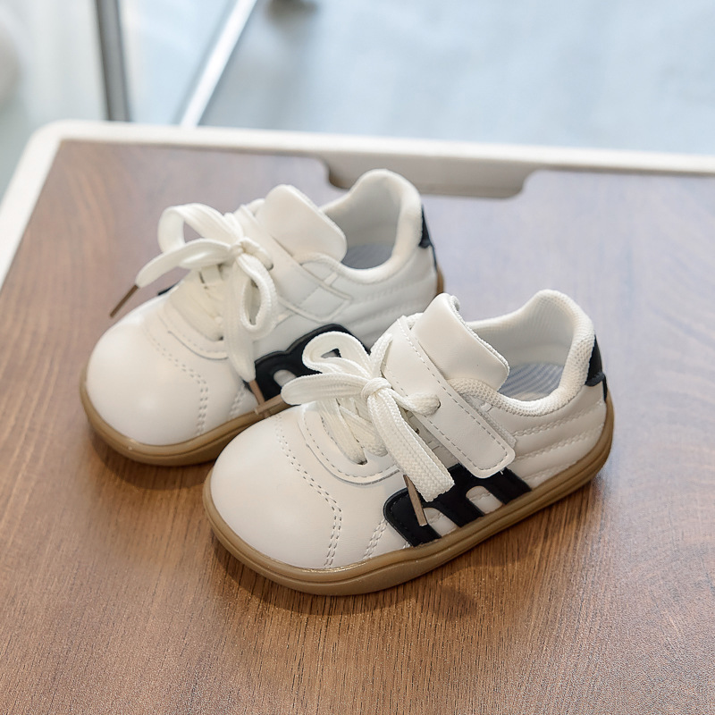 Zapatos deportivos para niños 2026 primavera nuevos zapatos de entrenamiento para niñas con suela suave, zapatos casuales para niños, zapatos para bebés pequeños zapatos blancos