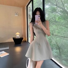 С����������ȹŮ�ļ��¿������@���OӋ�м�ɫ�o�䱳�Ě��|�B��ȹ