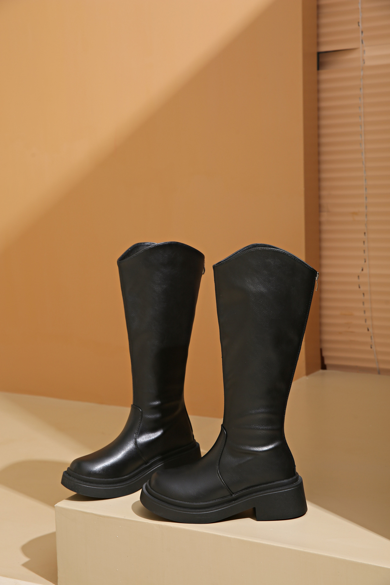 Collection Automne-Hiver 2025 : Bottes hautes pour femmes, bout rond, talons tendance, fermeture éclair au dos, style rétro_voghion.com