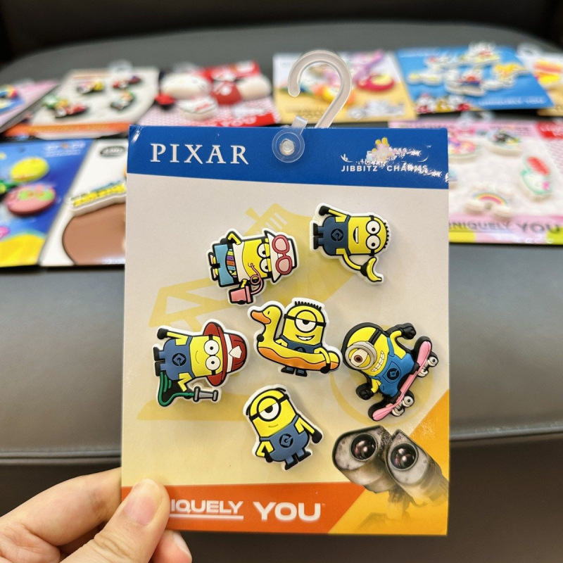 新しい漫画の赤いハローキティの靴の花、かわいくて見栄えの良いミニオンの取り外し可能な下駄の靴の花の靴のバックル|undefined