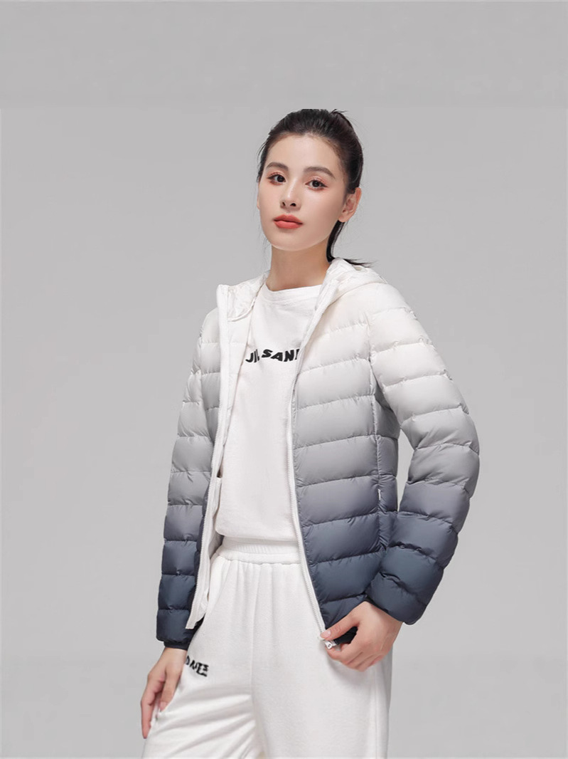 Nuevo otoño y invierno transfronterizos 90 lana ligera chaqueta de pluma estilo de mujer con sombrero collar de color gradiente chaqueta de lana blanca de tamaño grande
