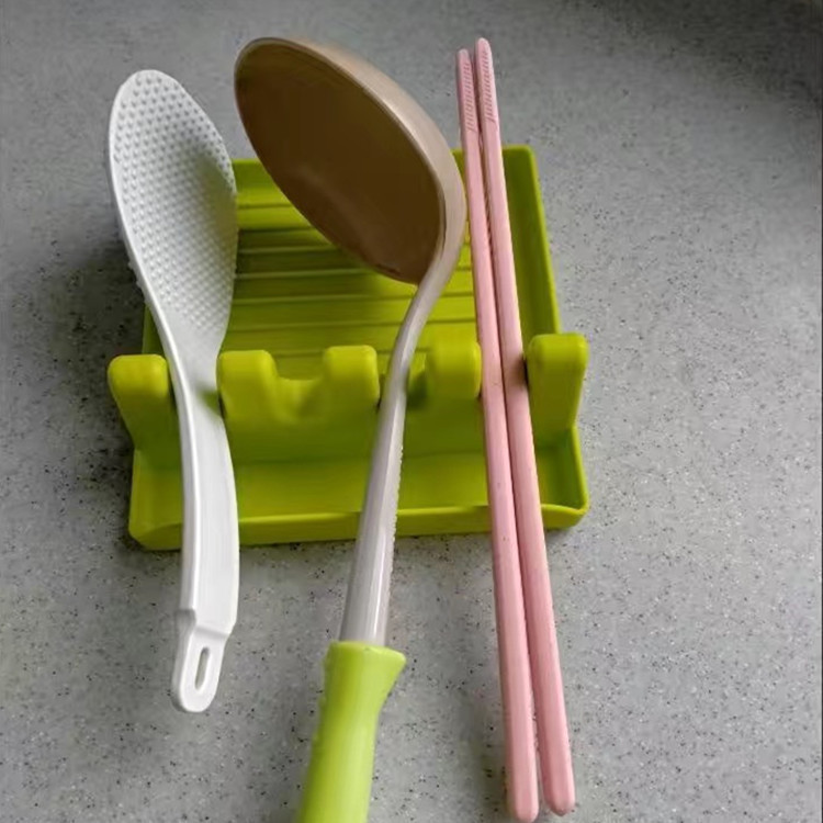 台所の鍋の蓋の棚の家庭の鍋のシャベルの棚は食器を支えて多機能のプラスチックの物置の棚のスプーンのシャベルのマットを収納します。|undefined