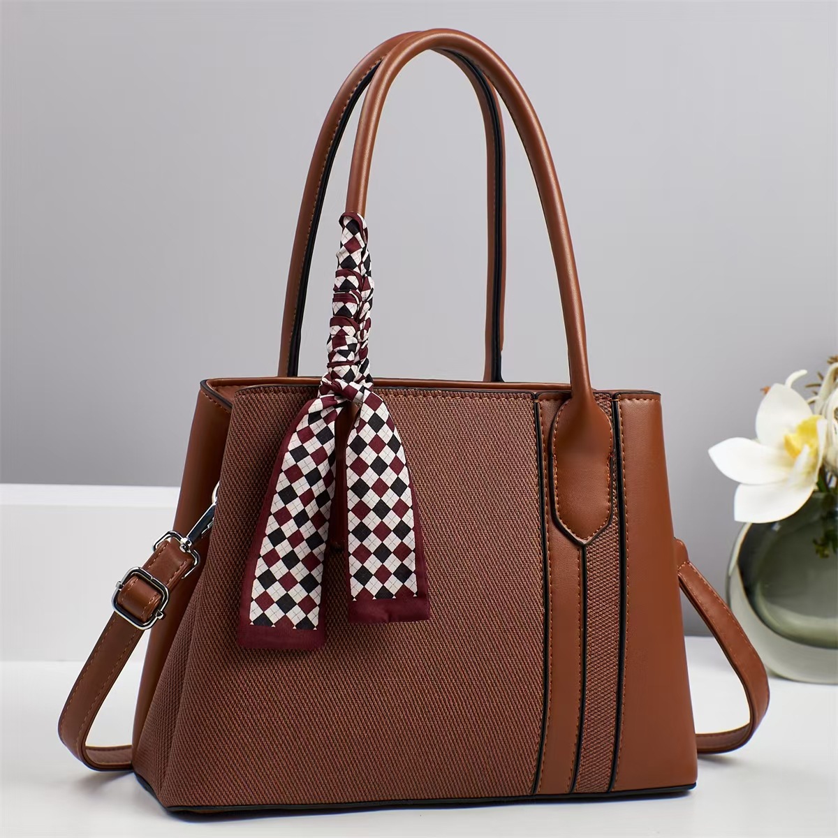 Bolsos 2025 nuevo estilo de moda europea y americana bolso de madre de un solo hombro con textura de gran capacidad bolso de costura de color en contraste