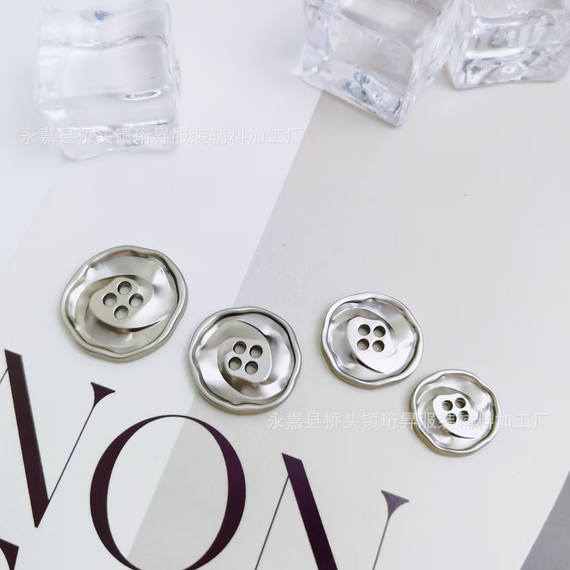 新款金属钮扣女装时尚四眼凹面螺旋玫瑰纹精美小香风欧美纽扣饰品