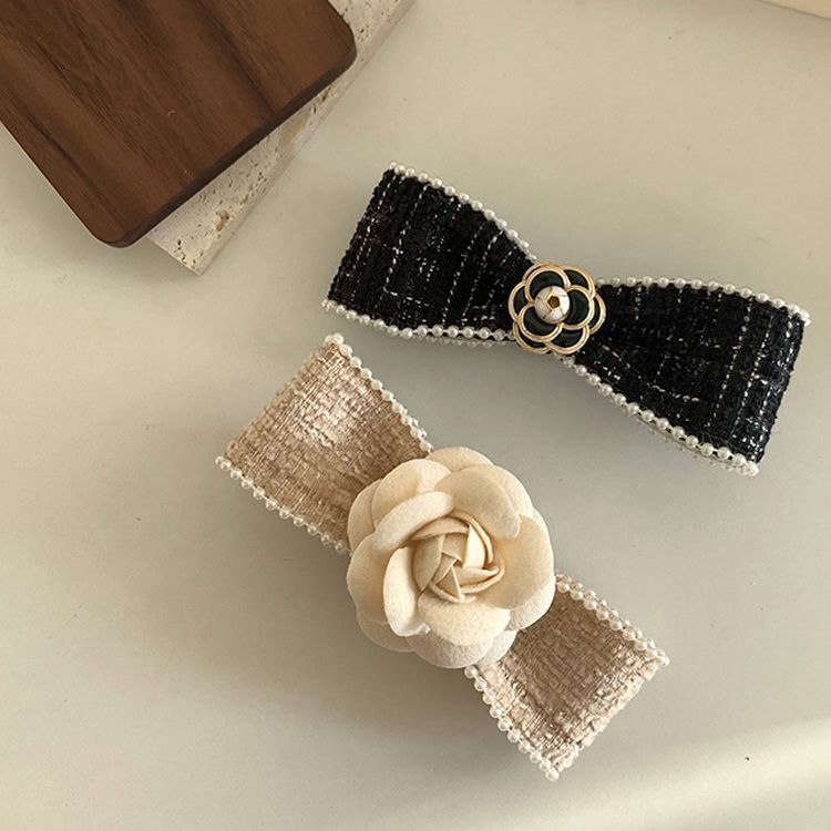 Tweed kamelia hårspänne för kvinnor i chanel stil med rosett_voghion.com