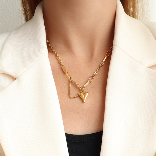 Elegant European and American Style Heart Love Necklace Instagram Style Set of Earrings and Necklace, Titanium Steel 18k Gold Heart Earrings and Necklace Set