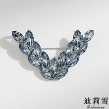 迪莉雪 夏季新款 简约高档水晶V形胸针小别针 防走光饰品货源批发