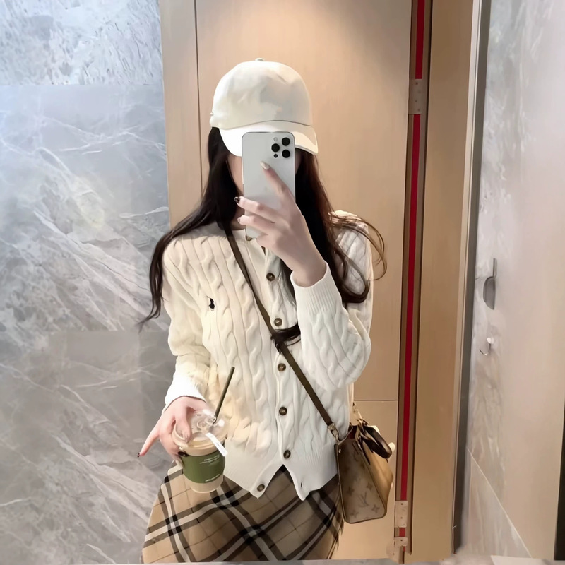 High-quality RL brand round-neck sweater cardigan, featuring a chunky knit pattern, perfect for layering, in a solid color, long-sleeved, and casual style for women High-quality RL brand round-neck sweater cardigan, featuring a chunky knit pattern, perfect for layering, in a solid color, long-sleeved, and casual style for women