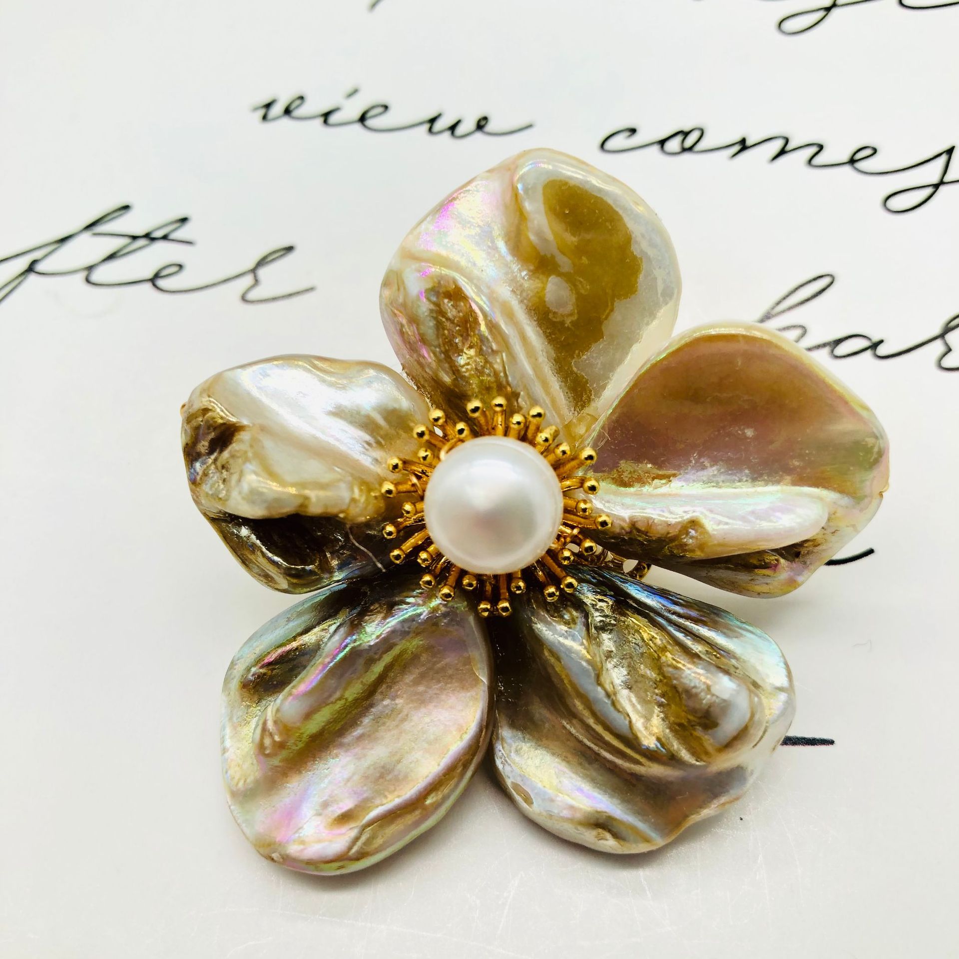 Light Brown Shell Five-Petal Flower Brooch for Women, Simple and Fashionable Corsage, Hand-Wound Braided Style, Manufacturer Wholesale