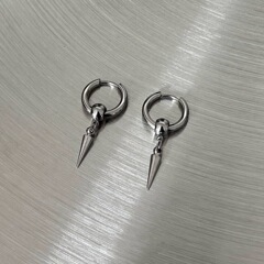 個性的なデザインの錐のペンダントのイヤリングのファッションはクールでかっこいいです。