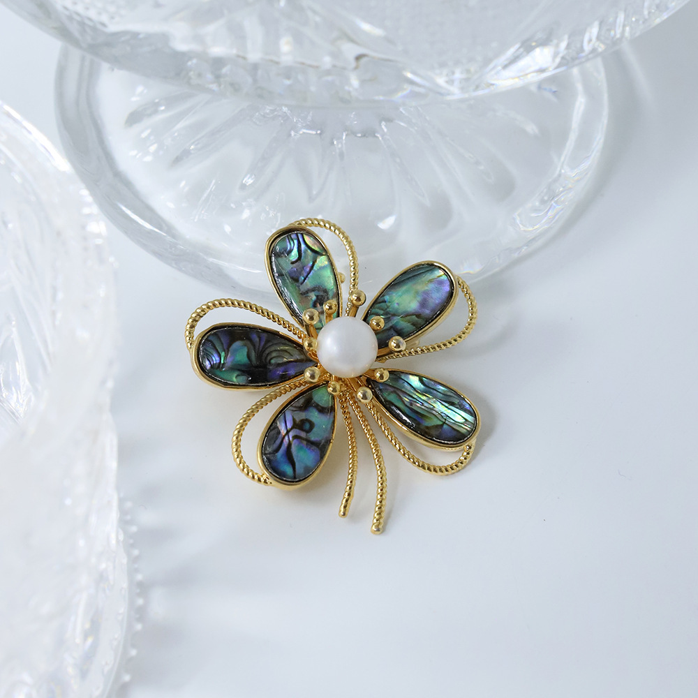 Nuevo broche de flores de perlas naturales de cinco hojas para mujeres de alta calidad conchas de conchas de flores de pecho de alta calidad broche elegante ropa