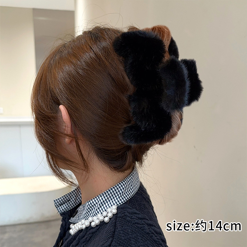 2025 nuevo clip de peluche lindo temperamento peludo detrás de la cabeza de cabello de alto nivel sensación de tiburón clip grande mujer