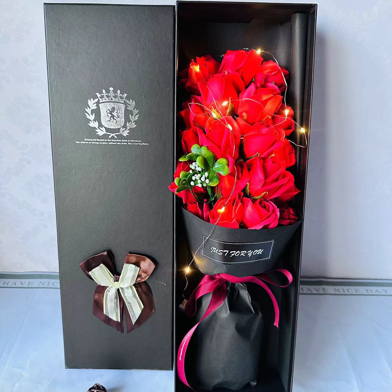 Weihnachtsgeschenke: Seifenblumen-Geschenkbox mit 19 Rosen und Nelken – ideal als Valentinstags-, Geburtstags- oder Muttertagsgeschenk._voghion.com