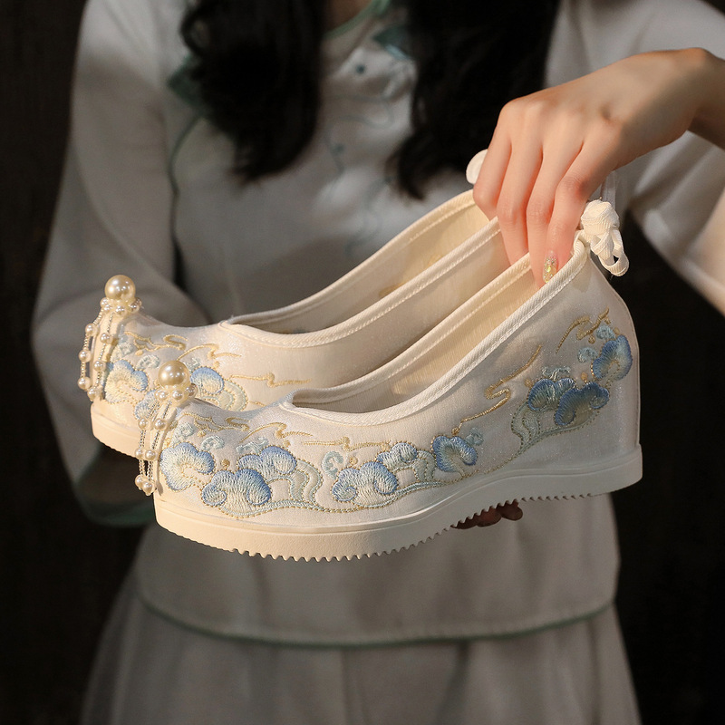 Xiangyun Hanfu Shoes Female Students Antique Embroidered Shoes Women's Matching Hanfu Inner Height Increasing Antique Shoes Han Element Cloth Shoes